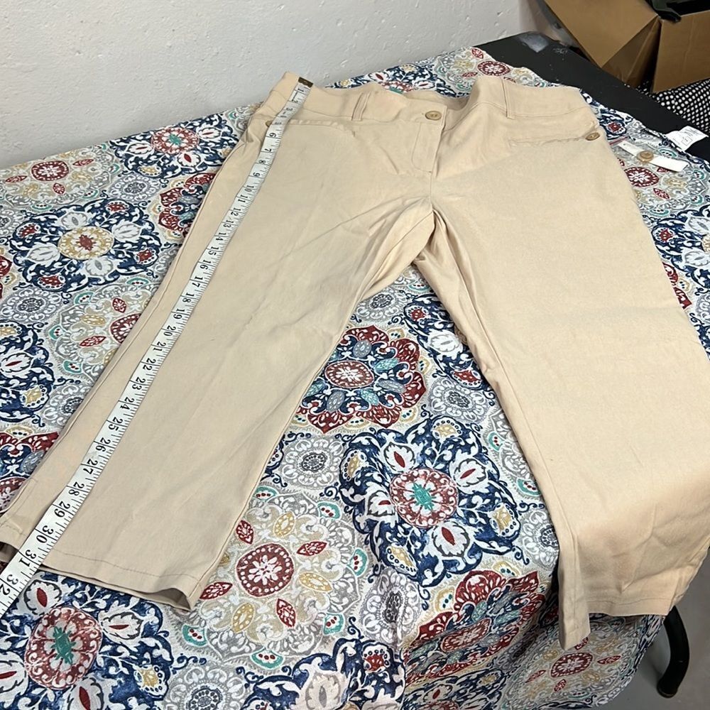 Color Swatch stretchy Capri pants - Picture 2 of 6
